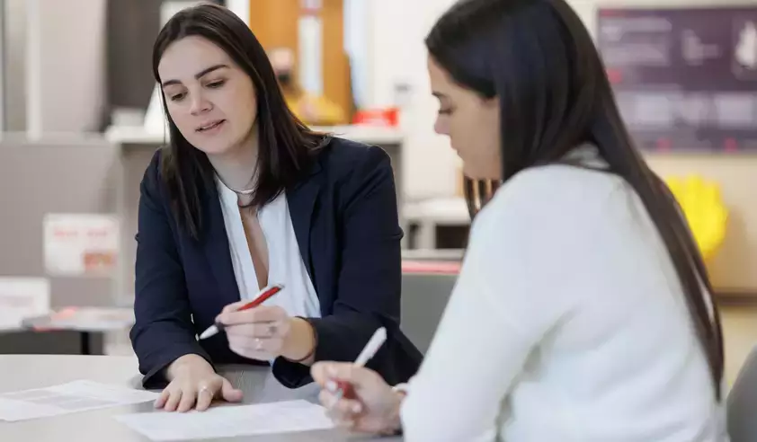 Student sitting with with an advisor