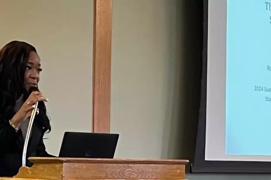 SDG Speaker Series intern and Economics major Dasia Harrigan introduces Dr. Jeffrey Wagner (RIT) for his talk on April 5, 2024.